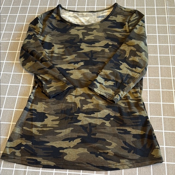 Camo  Long Sleeve Tee Size S NWT - Picture 1 of 1